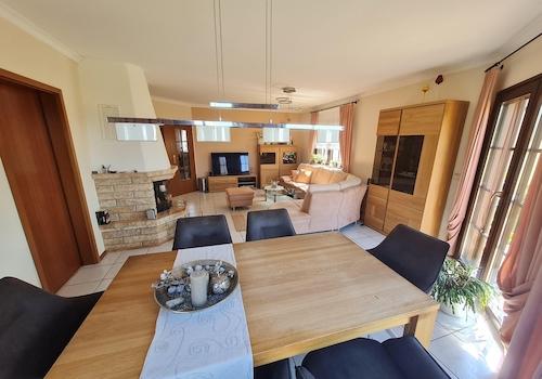 Wohnzimmer mit Kamin