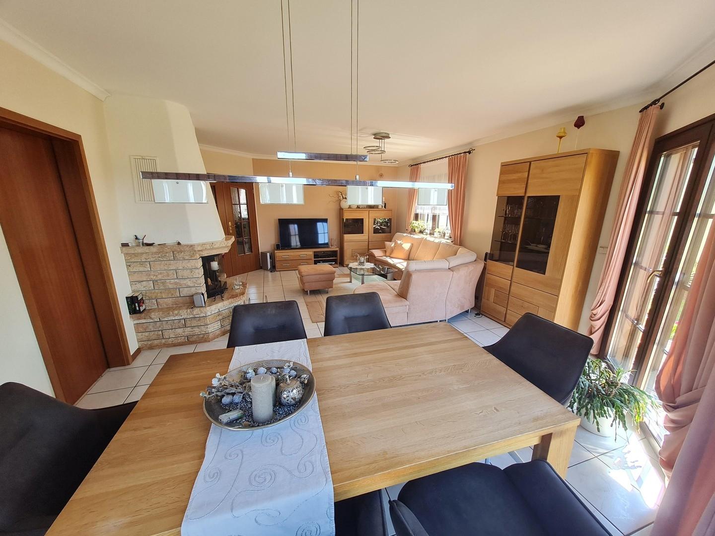 Wohnzimmer mit Kamin