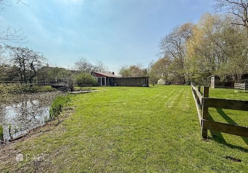 Garten mit Teich