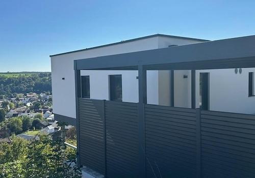 links mit Carport