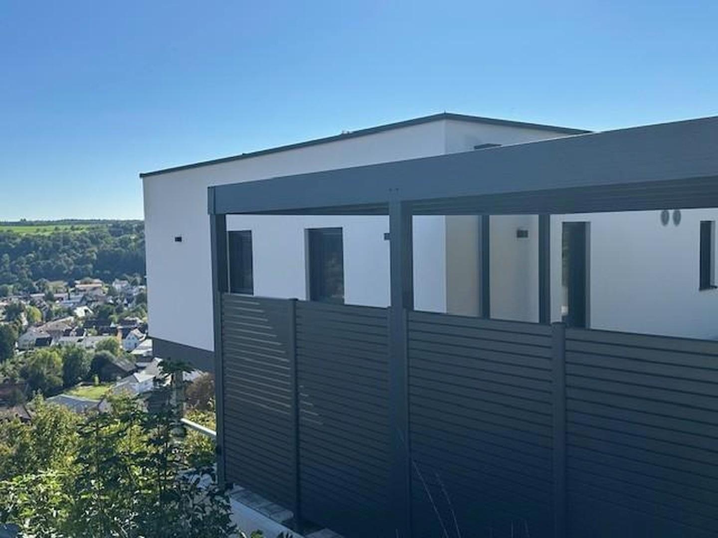 links mit Carport