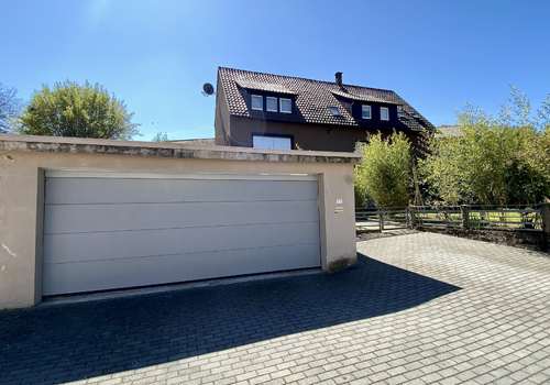 Garage und Stellplätze