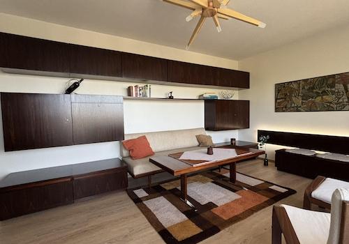 Das geräumige Wohnzimmer