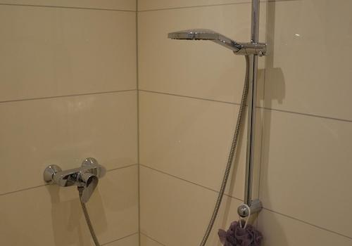 Dusche mit Sitzgelegenheit