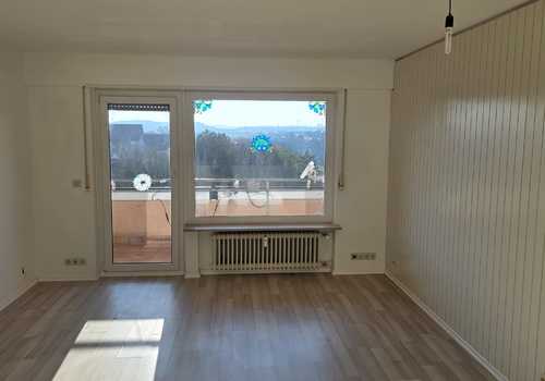 Großes, sonniges Wohnzimmer (1)