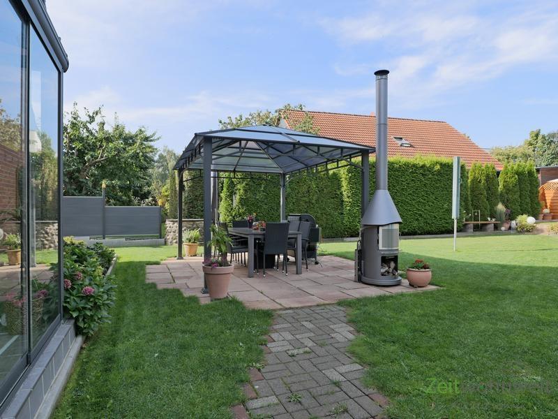 überdachter Gartensitzplatz mit Grill