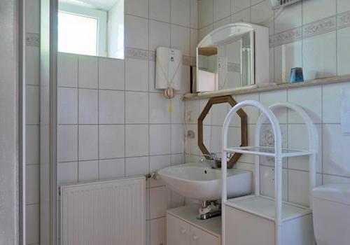 kleines Bad mit Dusche