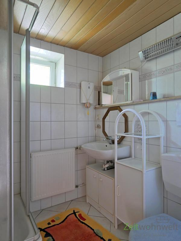 kleines Bad mit Dusche