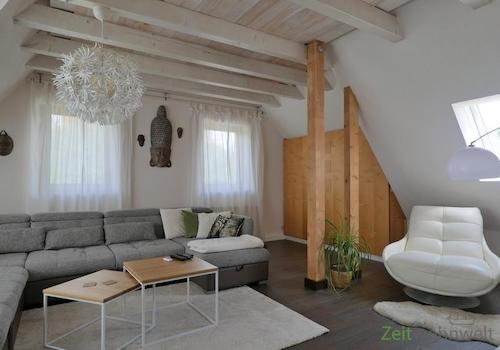 Blick ins riesige Wohnzimmer