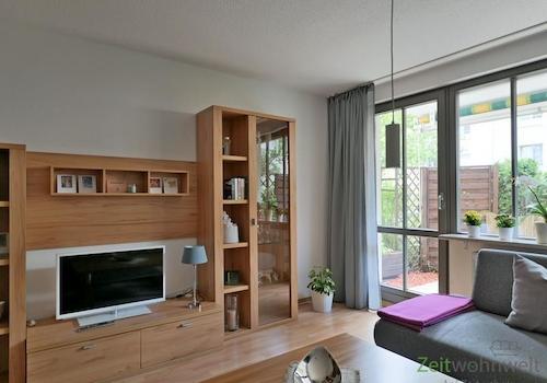 Schrankwand neben dem Terrassenausgang
