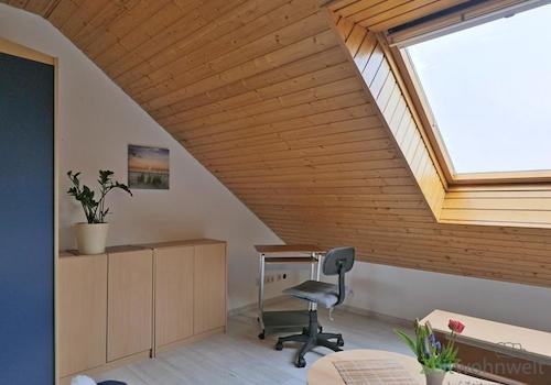 Blick zum Kleiderschrank
