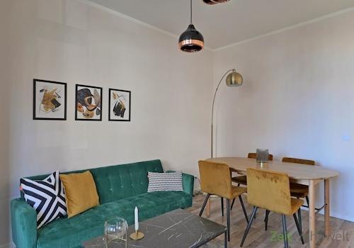 Sofa und Esstisch