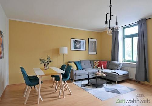 Esstisch und Couch
