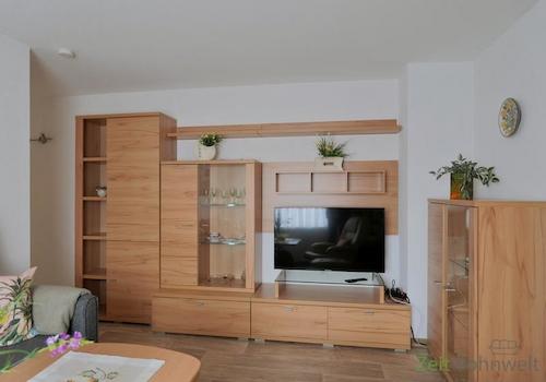 Schrankwand und TV