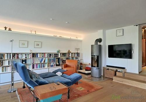 Sofa, Kamin und Wand-TV
