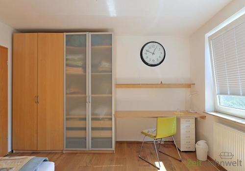 Kleiderschrank und Schreibtisch