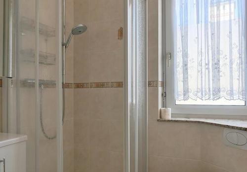 Blick zu Dusche und WC