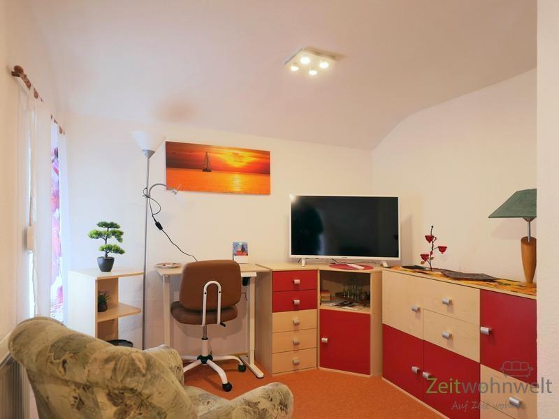 Blick zu Schreibtisch und TV