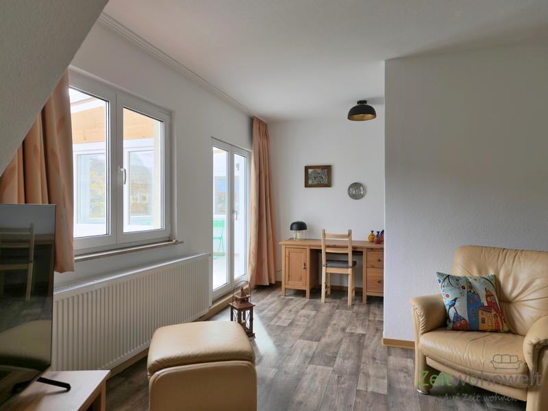 Blick zum Veranda-Ausgang und Schreibtisch