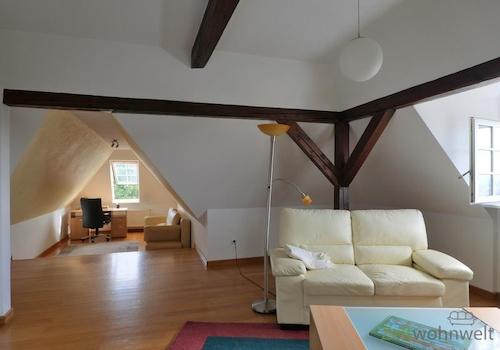 linker Wohnzimmerbereich mit Schreibtisch-Ecke