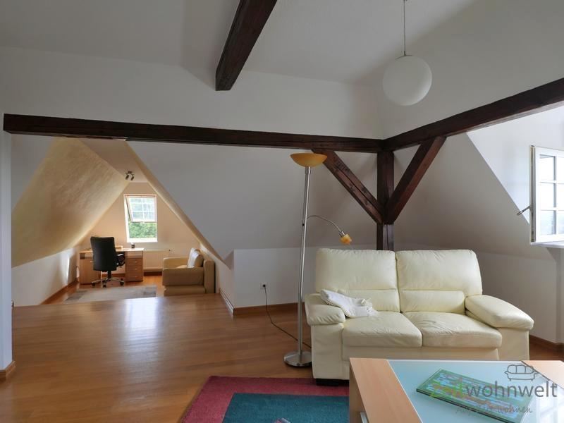 linker Wohnzimmerbereich mit Schreibtisch-Ecke