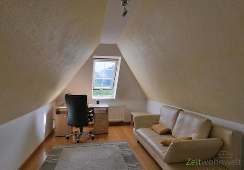 Schreibtisch und Sofa