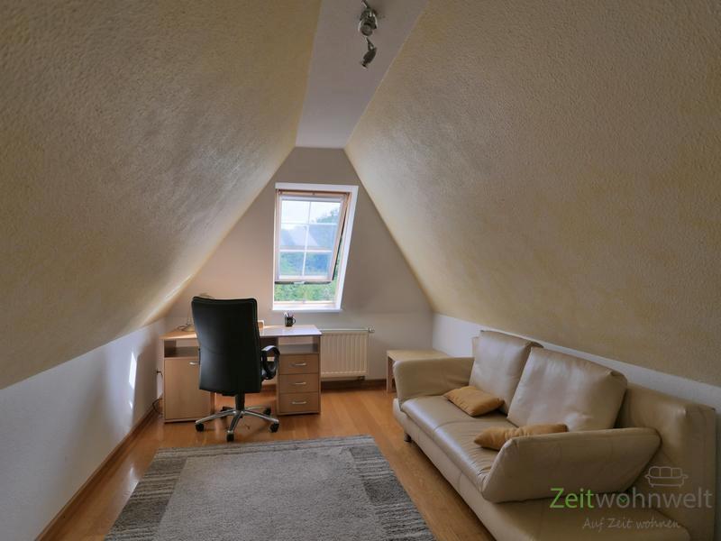 Schreibtisch und Sofa