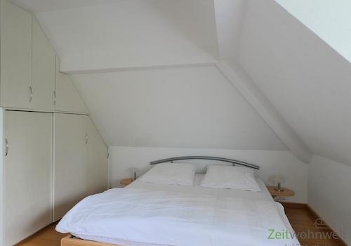 Doppelbett und Wandschränke