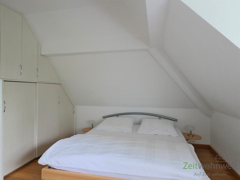 Doppelbett und Wandschränke