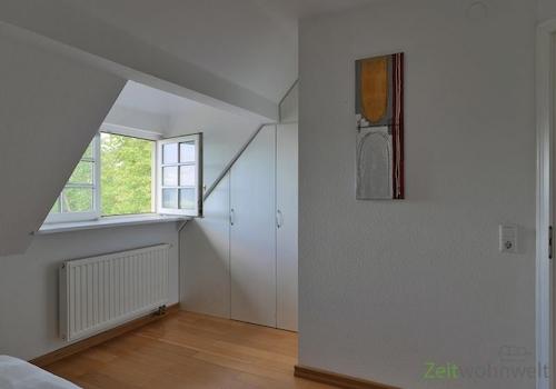 Blick zum begehbaren Kleiderschrank
