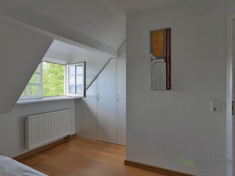 Blick zum begehbaren Kleiderschrank