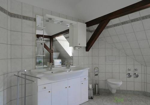 Waschtisch und WC