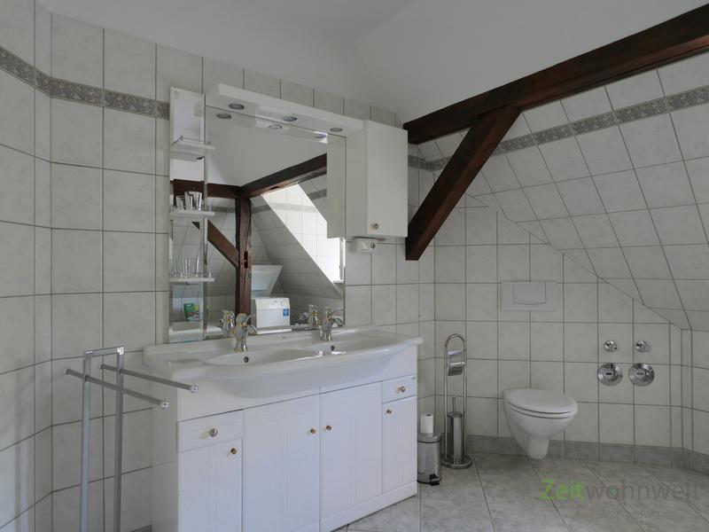 Waschtisch und WC