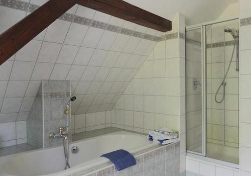 große Badewanne und Diusche