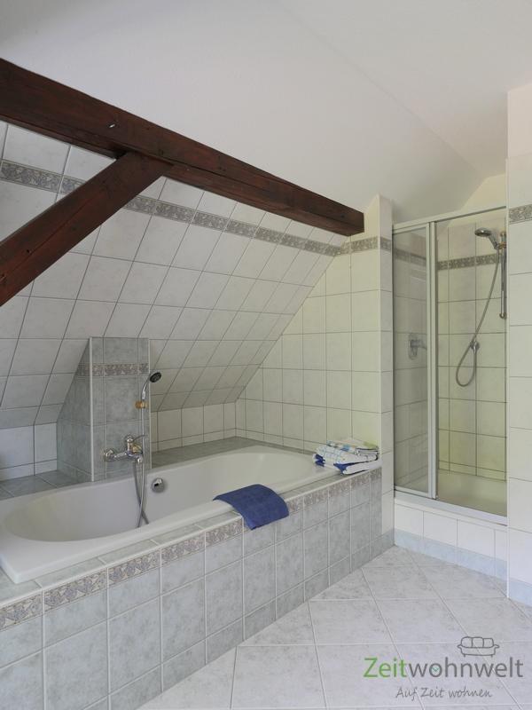 große Badewanne und Diusche