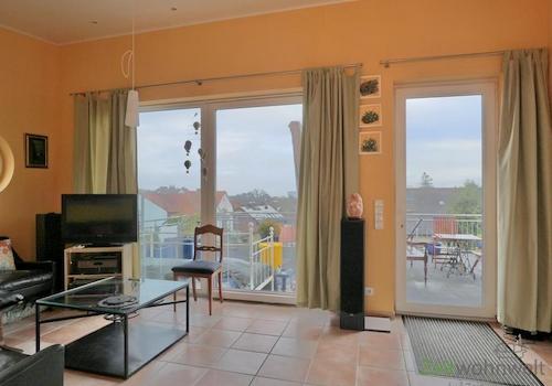 Blick zu Eingang und Terrasse