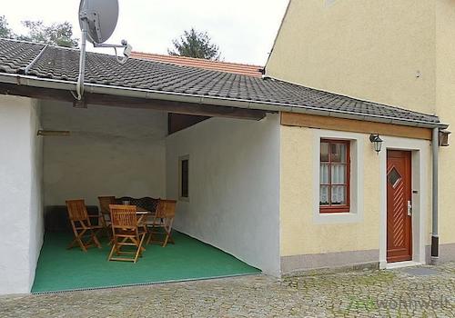 eigene überdachte Terrasse