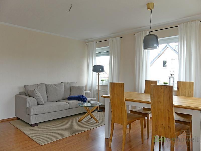 Wohnzimmercouch und Esstisch