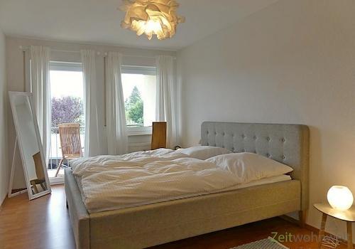Schlafzimmer mit Balkonausgang