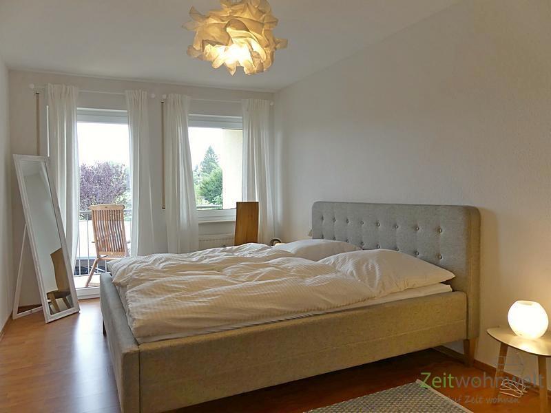 Schlafzimmer mit Balkonausgang