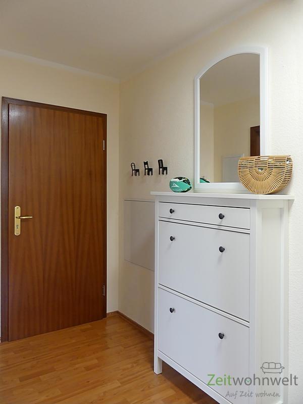 Wohnungsflur mit Garderobe