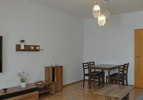 Esstisch im Wohnzimmer