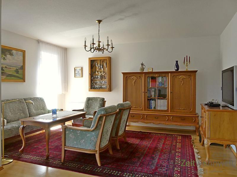 Sitzgruppe und TV im Wohnzimmer