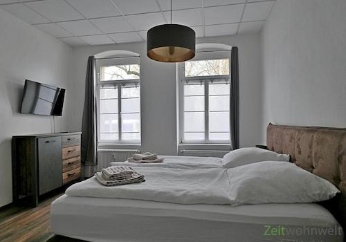 Doppelbett und TV