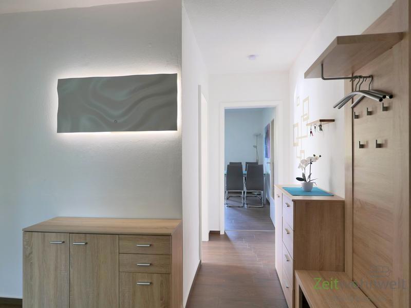Wohnungsflur mit Garderobe