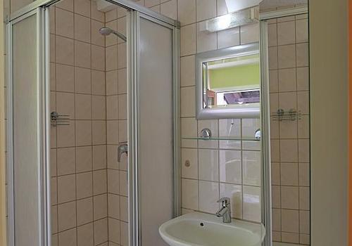 Dusche, Waschbecken, Spiegel