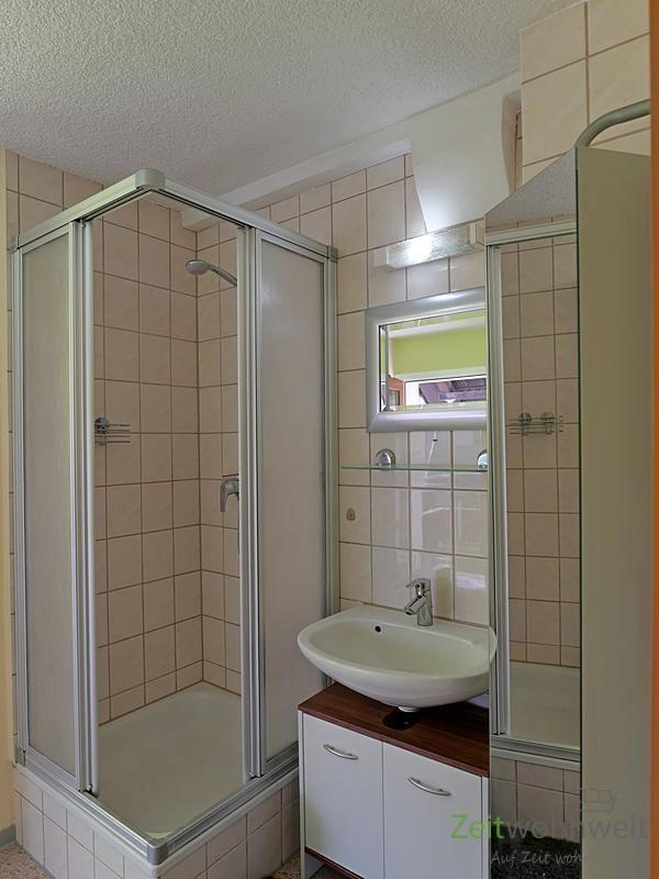 Dusche, Waschbecken, Spiegel