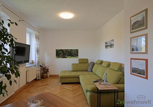 Eohnzimmercouch und Wand-TV