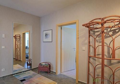 Wohnungsflur mit Garderobe