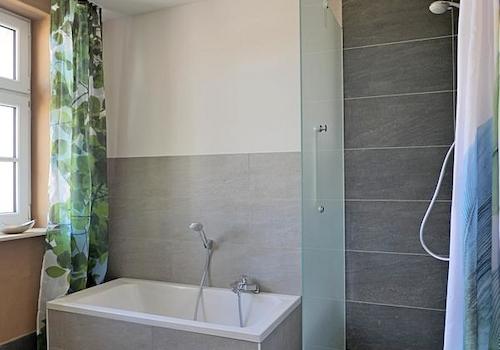 kleine Wanne und Dusche